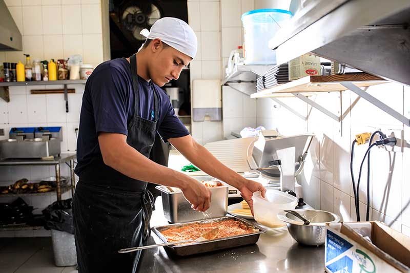 Todo lo que tienes que saber para trabajar como ayudante de cocina